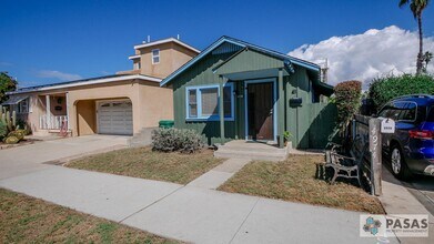 Building Photo - Historical 1 bedroom Cottage with yard!
