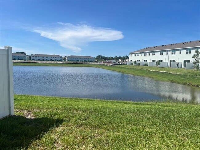 Building Photo - 655 SE Lk Fls St