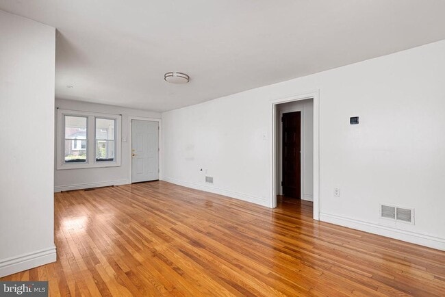Building Photo - 27 Reamer Ave