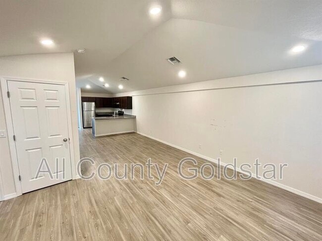 Building Photo - 2084 Hilton St