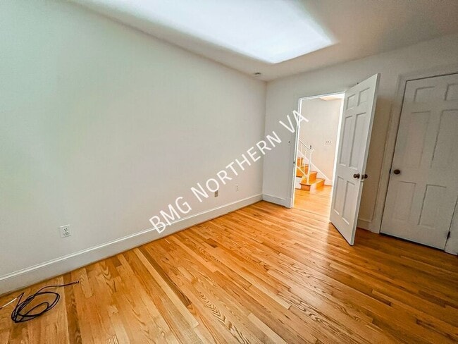 Building Photo - 1325 Lynnbrook Dr