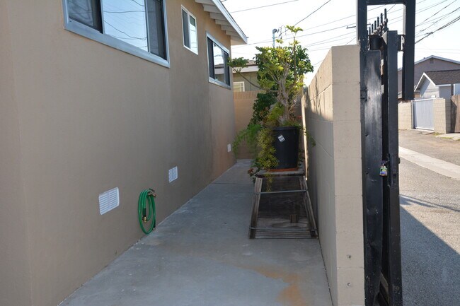 Building Photo - 4137 W 160th St