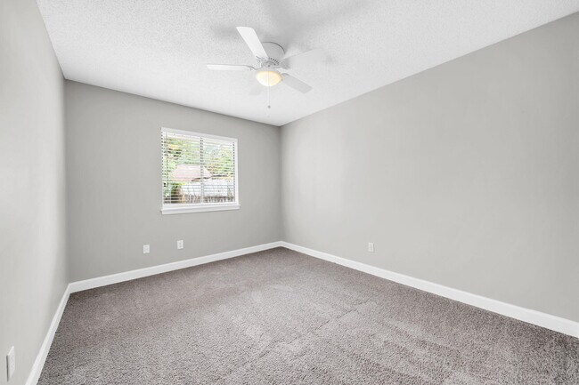 Building Photo - 3930 Balsam Dr