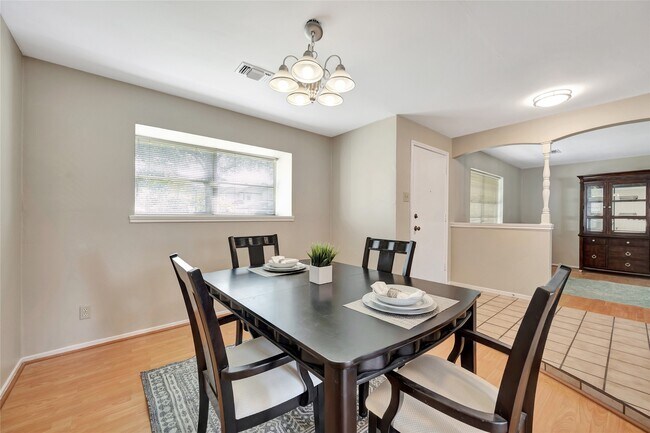 Building Photo - 847 Carlingford Ln