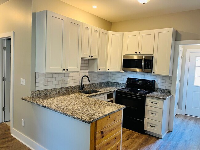 Building Photo - Beautifully renovated, 2 bed, 2 full bath,...
