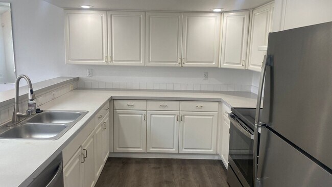 Building Photo - Desirable Milton Home!