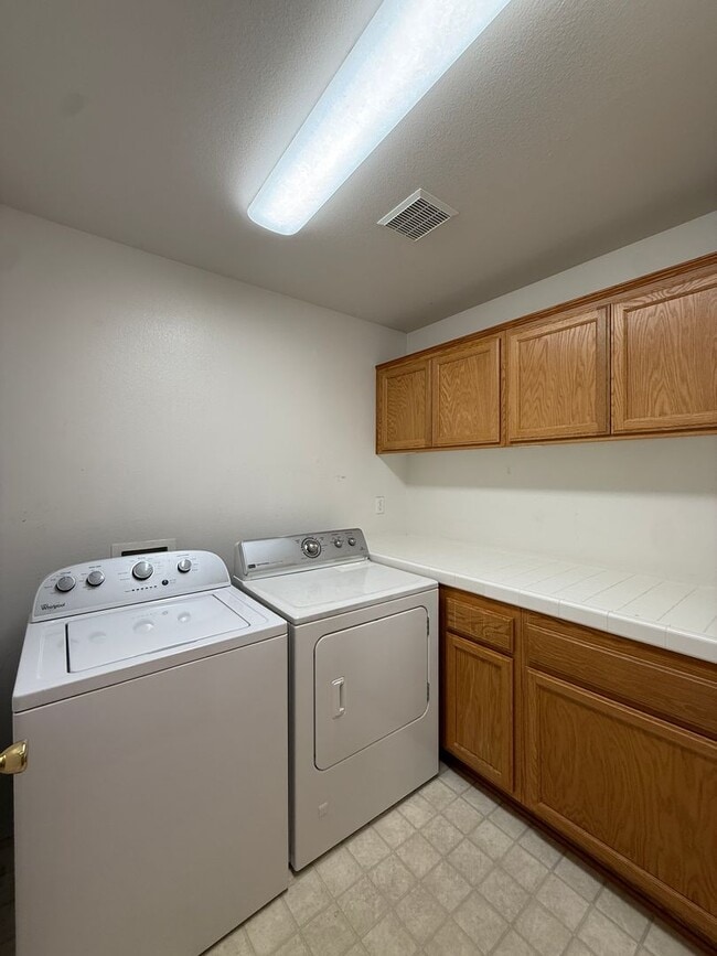 Building Photo - Spacious Single Story 4 Bedroom, 2 Bathroo...