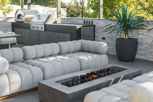 Building Photo - Prestigious Hollywood Hills Home for Rent