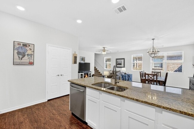 Building Photo - 2209 Barx Dr