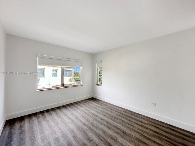 Building Photo - 1920 Biarritz Dr