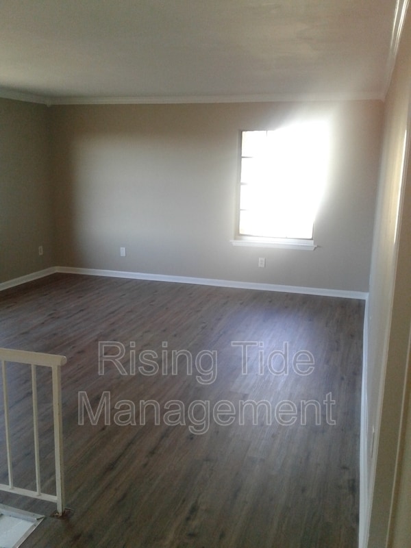 Building Photo - 8905 Valley Hill Dr