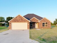 Building Photo - Close to Lake/Open floor plan/Paved street...