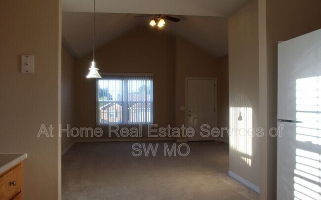Building Photo - 305 Excalibur Ct