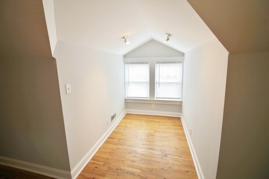 Building Photo - 1711 Villa Pl