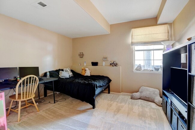 Building Photo - Beautiful luxury townhome style condominiu...