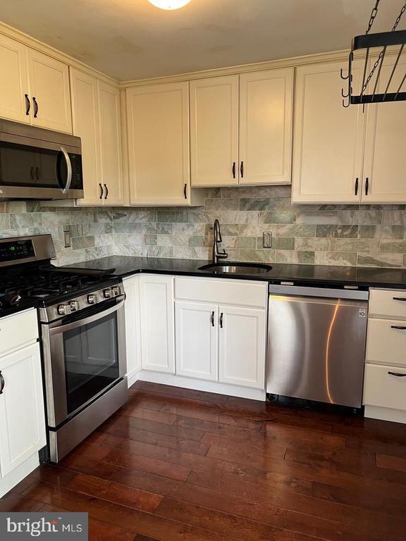 Building Photo - 237 Miner St