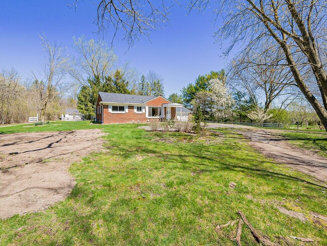 Building Photo - Spacious 3BR Home with Expansive 1-Acre Lot!