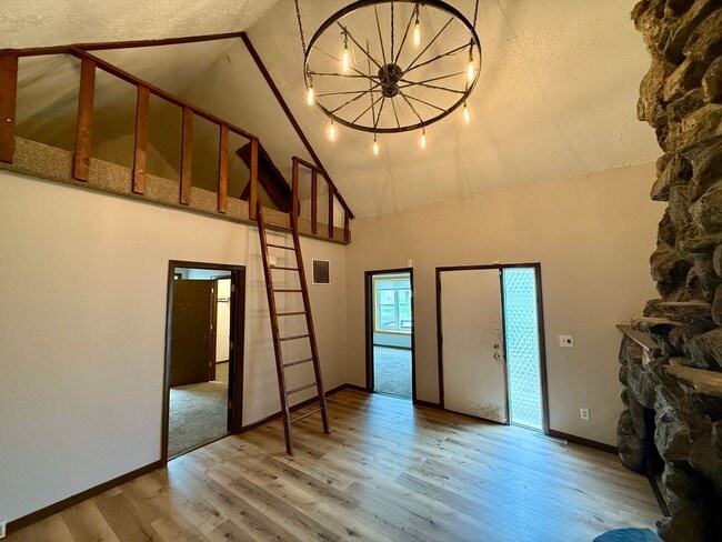 Building Photo - 2 Bed 1 Bath with a 2 Room Loft - Section ...