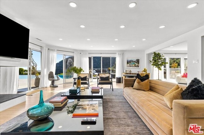 Building Photo - 1650 Clear View Dr