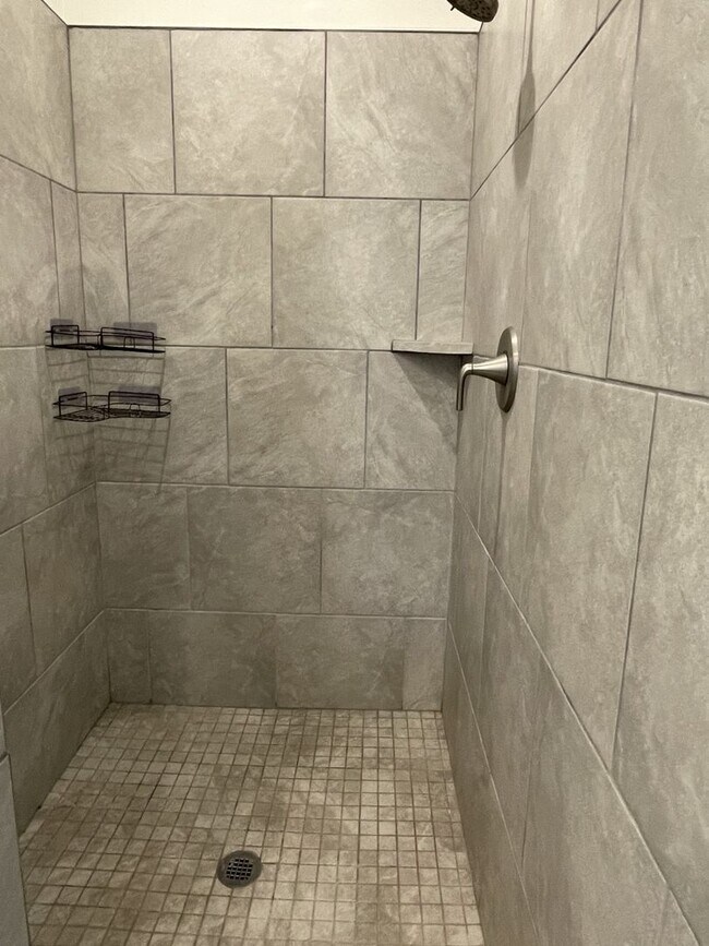 Building Photo - Sparkling clean and move in ready. Call for a showing! (928) 453-2606