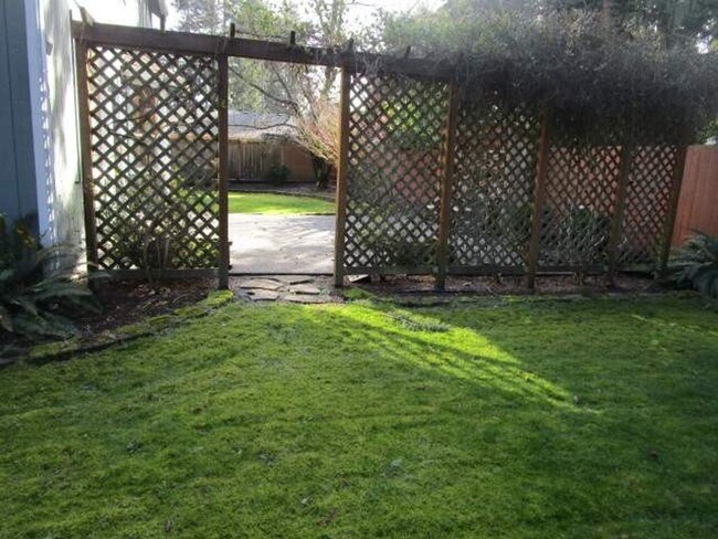 Building Photo - 4 Bedroom, 2.5 Bathroom Artondale area home