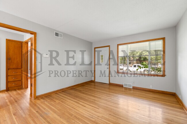 Building Photo - 726 S Apache Dr