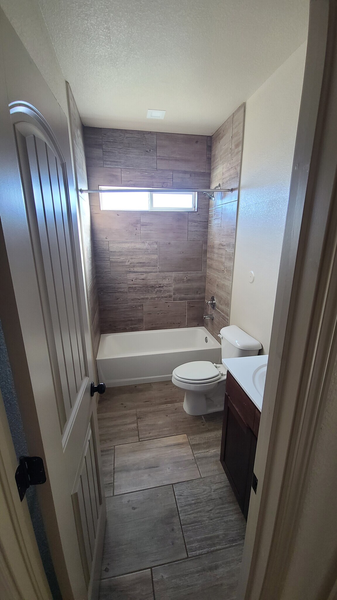 Full Bathroom - 14414 Armando Silva Dr