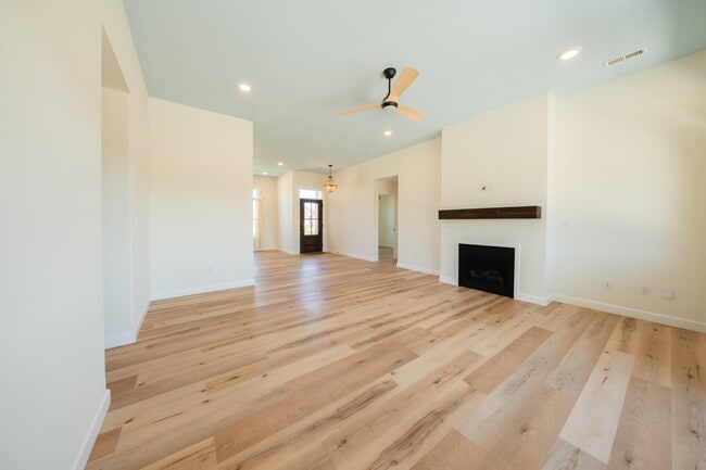 Building Photo - 708 Promenade Dr