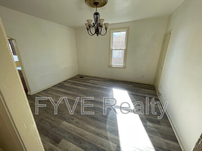 Building Photo - 489 Norton St