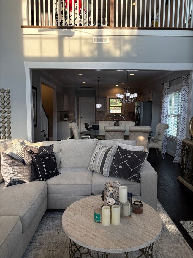 Building Photo - 1013 Edgewater Ln