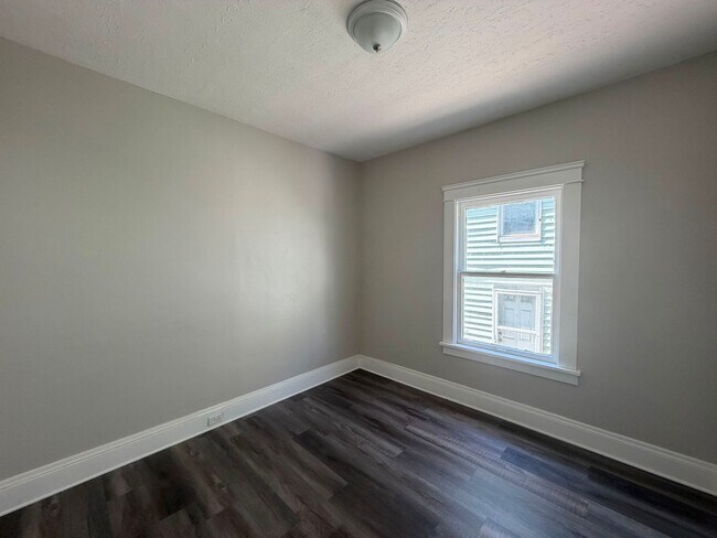 Building Photo - 10012 Manor Ave