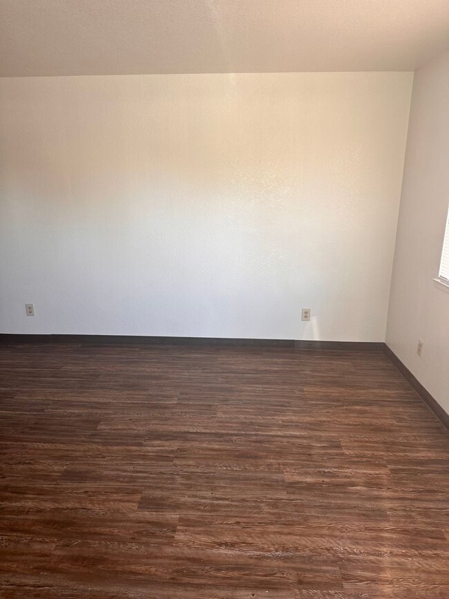 Building Photo - Great 2 bed 1 bath duplex