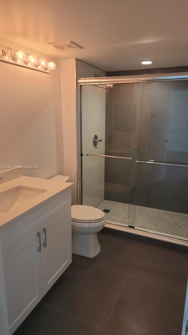 Building Photo - 1155 Brickell Bay Dr