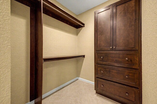 Building Photo - 4200 N Miller Rd