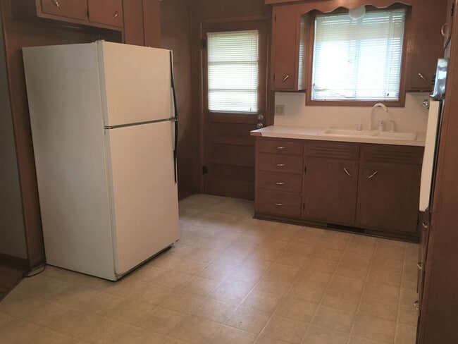 Building Photo - LEASING