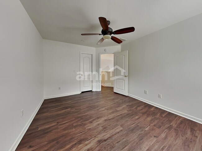 Building Photo - 3439 Silverlake Ct