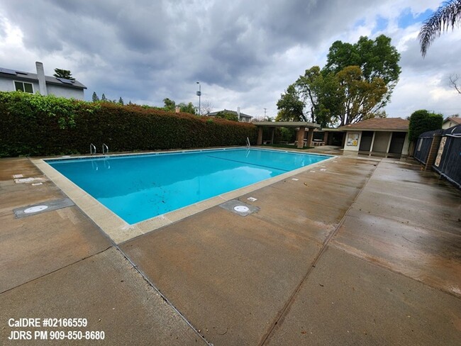 Building Photo - Ontario 2 Bedroom Condo