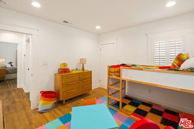 Building Photo - 6031 Mesa Ave