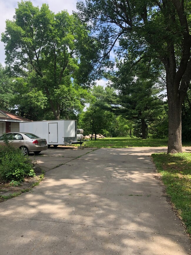 Building Photo - Single Family Home - River Views - Updated Finishes!