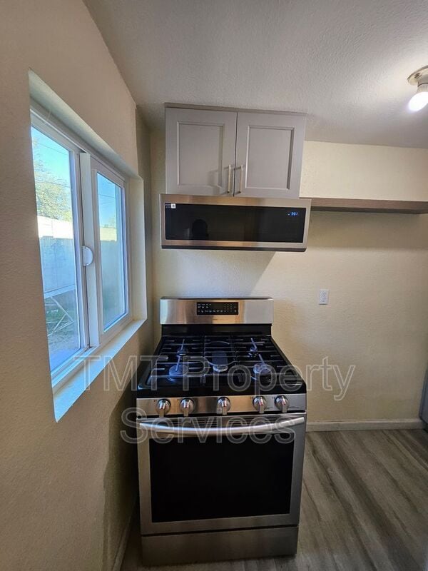 Building Photo - 1647 E 6th St