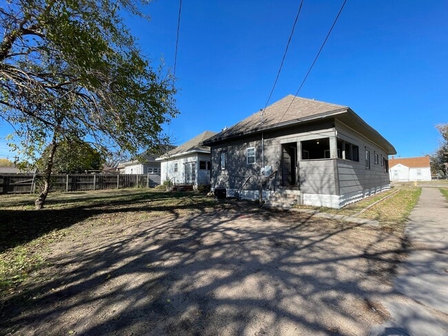 Building Photo - Large 3 Bedroom