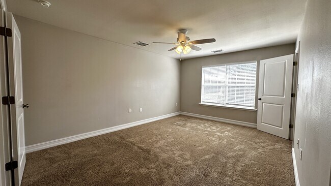 Building Photo - 1585 Crescent Hills Dr