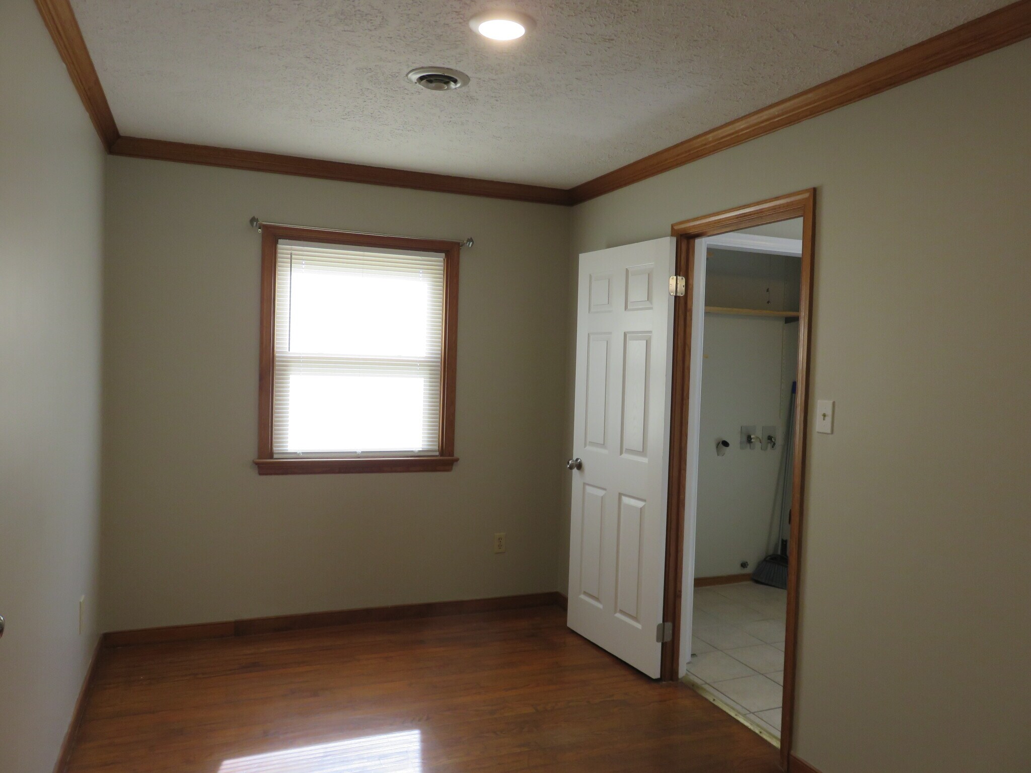 Building Photo - 231 N Mapleleaf Ave