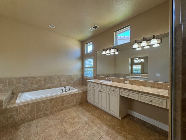 Building Photo - Welcome to the Quail Lake Gated Community!!!