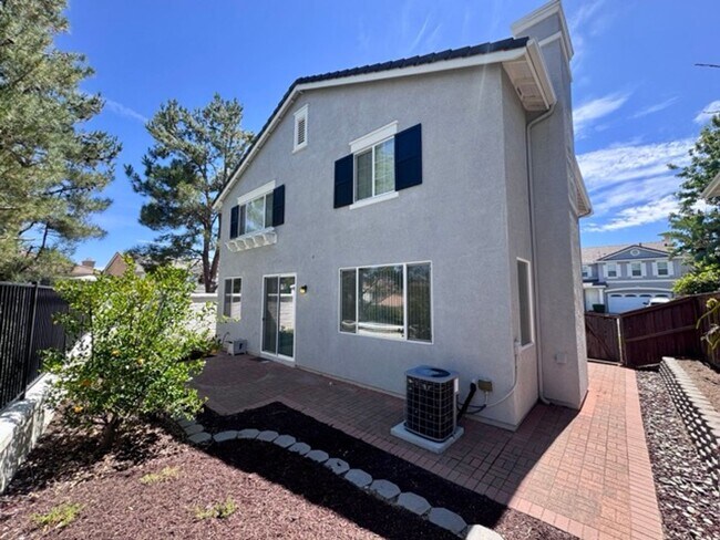 Building Photo - Beautiful 3 Bedroom two story South Temecu...