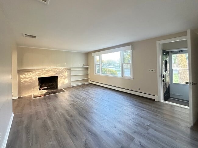 Building Photo - 135 S Pierce Rd