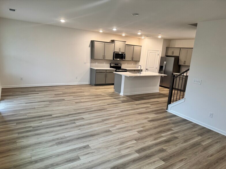 Building Photo - 484 Jet Stream Dr