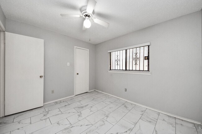 Building Photo - 527 Oakdale Dr