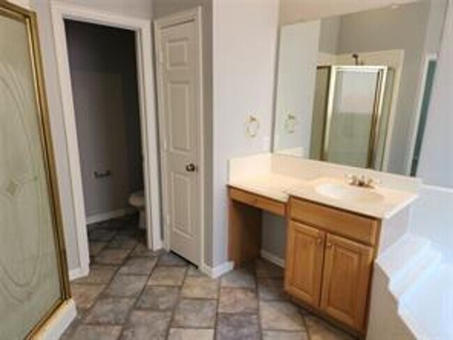 Building Photo - Beautiful 4/2/2 Great location!