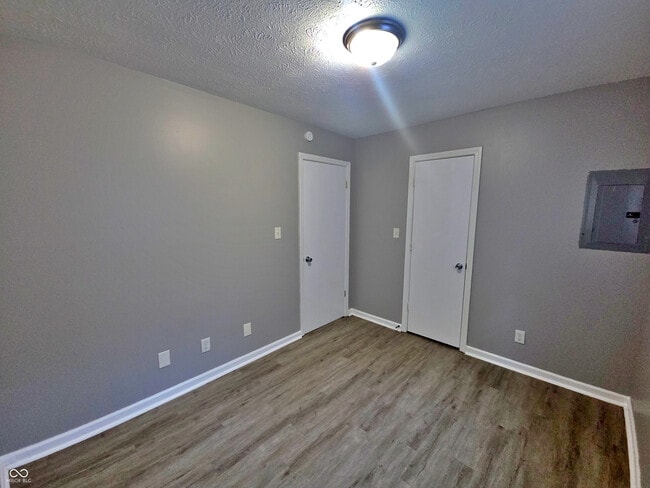 Building Photo - 1524 E Legrande Ave